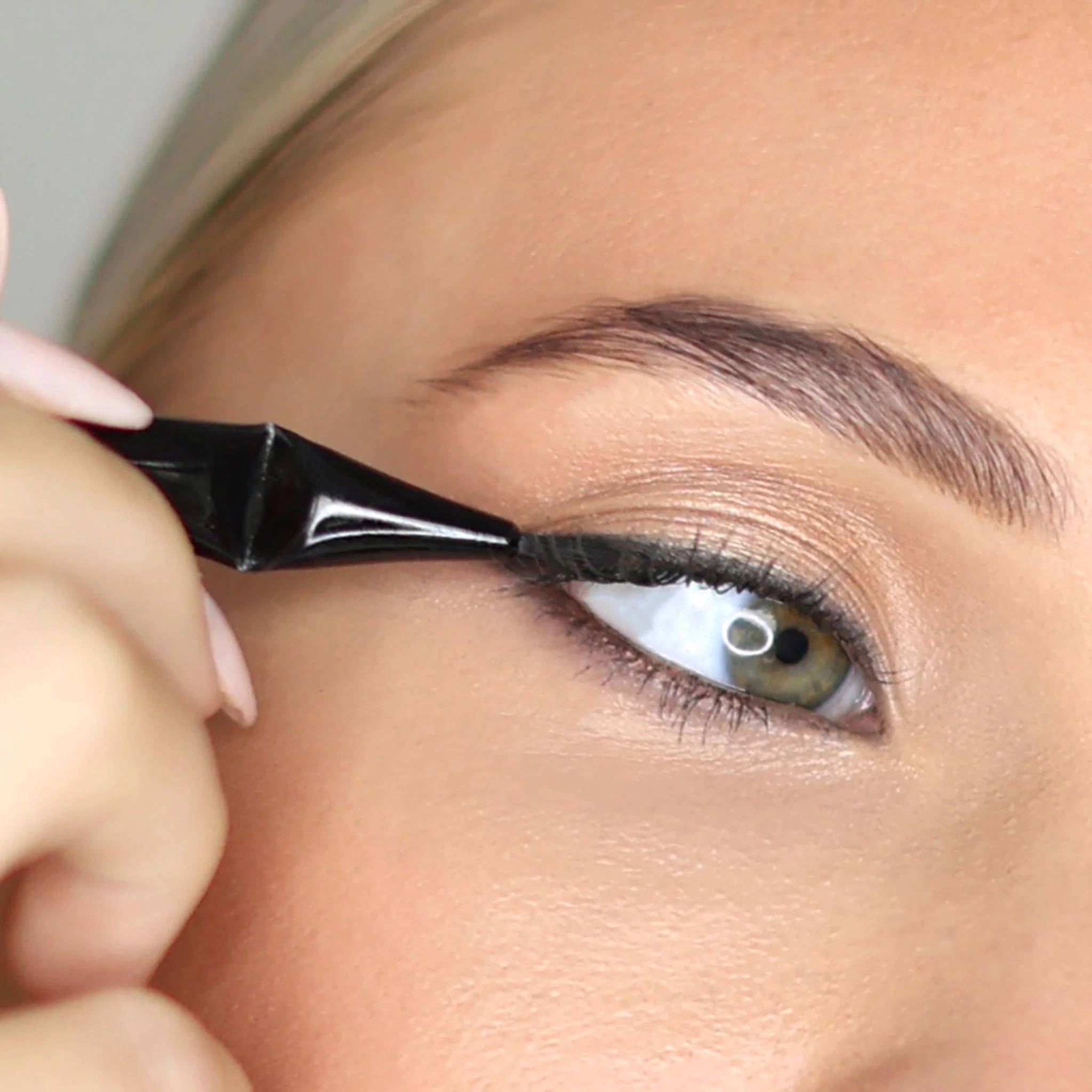 Angled Eyeliner Brush - Image 2