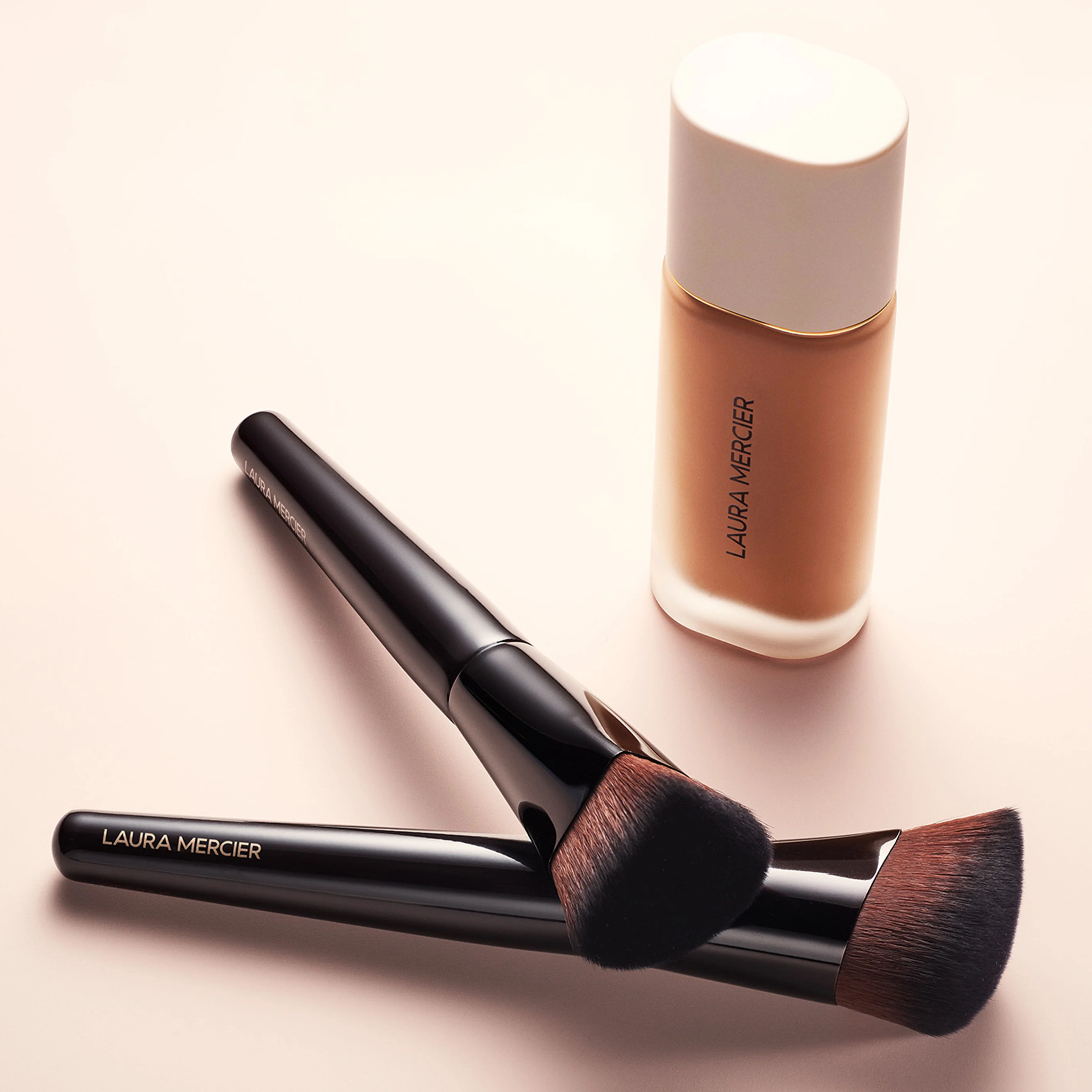 Real Flawless Foundation Brush - Image 2