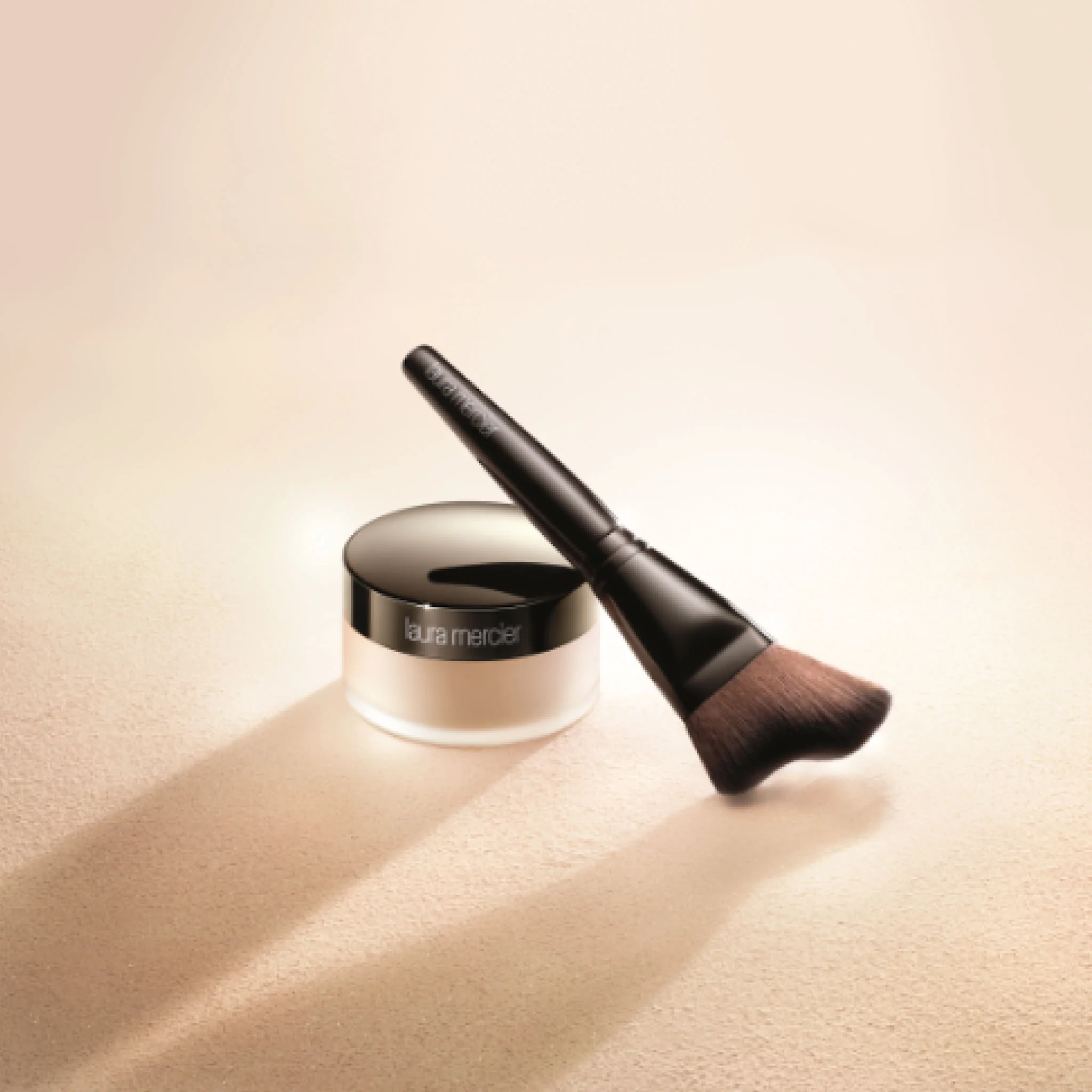 Translucent Loose Setting Powder Glow Brush - Image 3