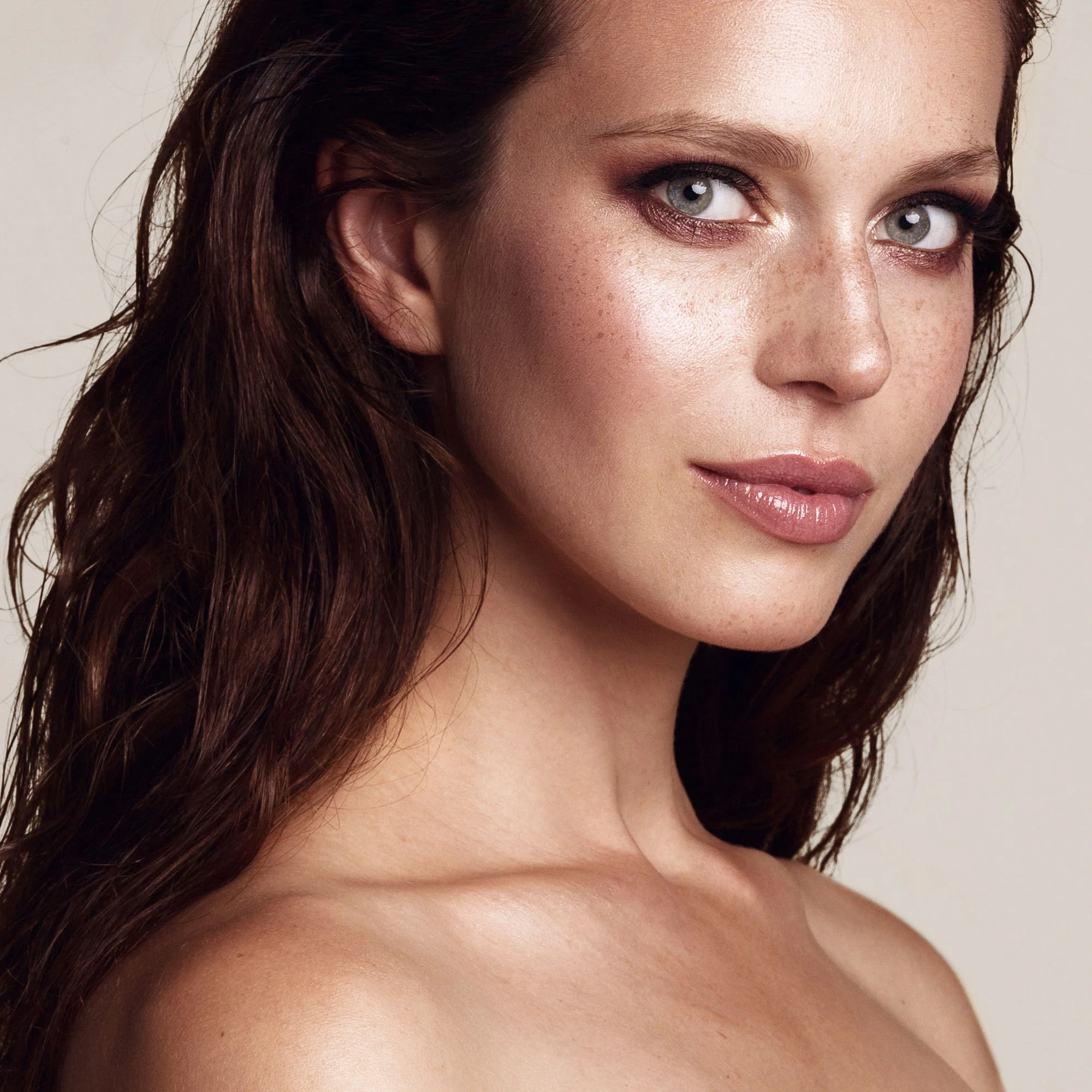 Face and Body Highlighter SPF 15 - Image 9